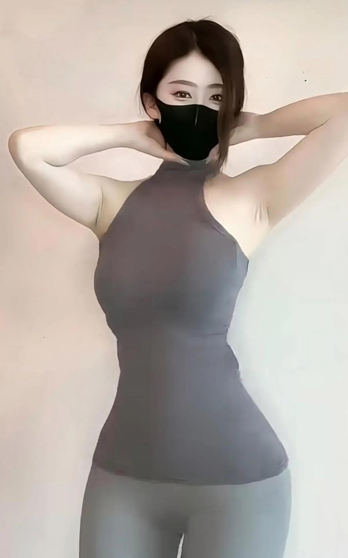 遇见她的瞬间
午后的阳光漫不经心，在墙面勾勒出柔和的影。她静静立在那儿，似一幅未