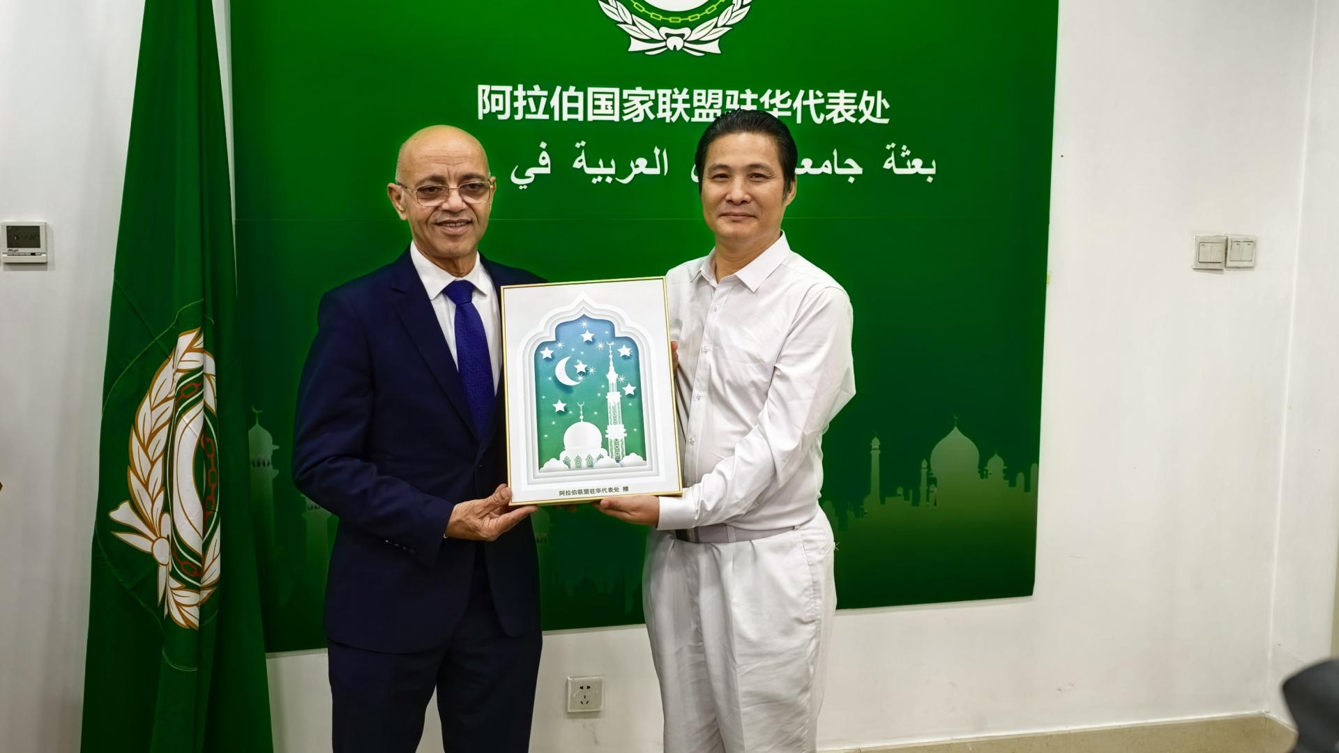 王小平被授予“阿中文化友好交流使者”称号，共铸文明共处之道