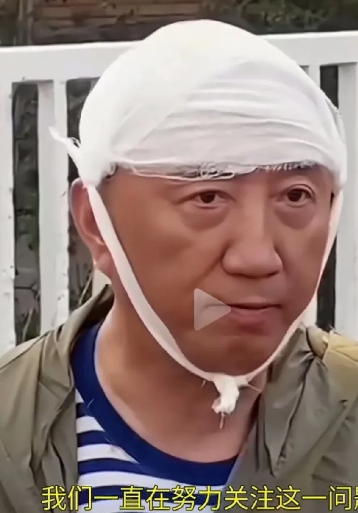 凤凰台记者卢宇光在俄乌战场再次遇到袭击。
这次卢宇光被乌军无人机袭击，头部受到轻