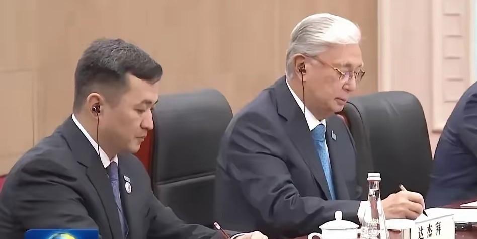 国产矿泉水，服务上合！
一般在上合这种国际活动中，饮用水基本都选用国际大牌。一是