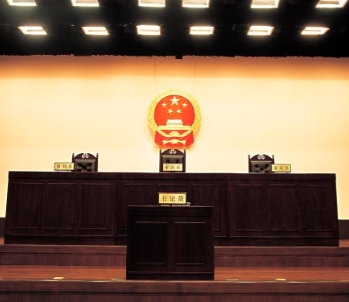 广东清远，60岁大爷因被狗追赶过，留下心理阴影。故买了一根伸缩棍防身。外出散步时