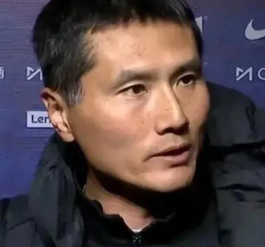 邵佳一曾经是中方教练组助教，在临场指挥上完胜国足主教练伊万。
        中