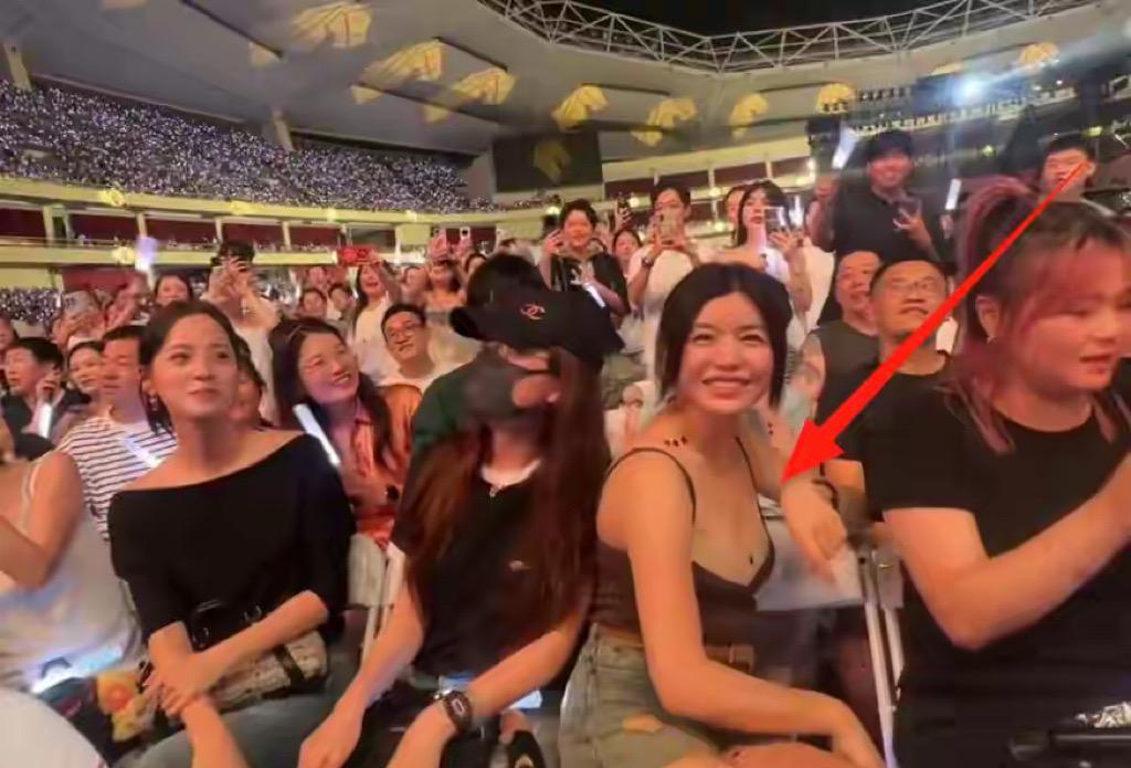 吓死我了！陈妍希这低胸吊带也太撩人了吧~
一件修身的大领口吊带，里面叠加了一层肉