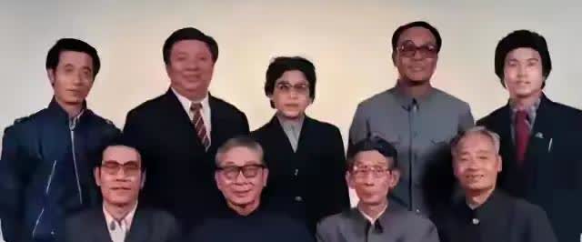 9位相声界超高辈分的人物照片。

头排：杨少华是宝字辈，旁边的班德贵也是，马