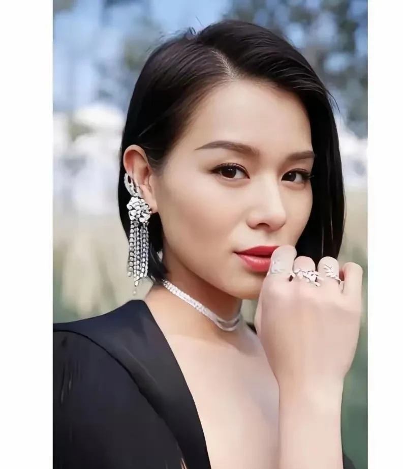 胡杏儿自购学区房











天呐！胡杏儿也太拼了，竟然自己掏腰包买学