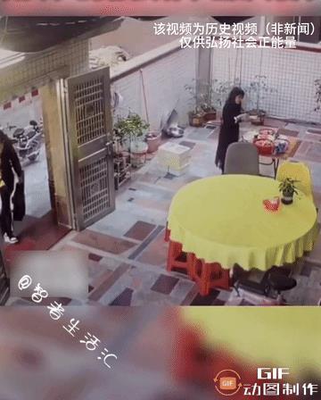 男孩瞒着妈妈，第一次带女朋友回家，不料妈妈和女孩的反应太可爱了………