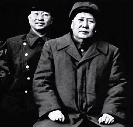 1955年，新中国开展将军授衔仪式，毛泽东对陈赓说：“怎么样，跟着我干，比跟着蒋