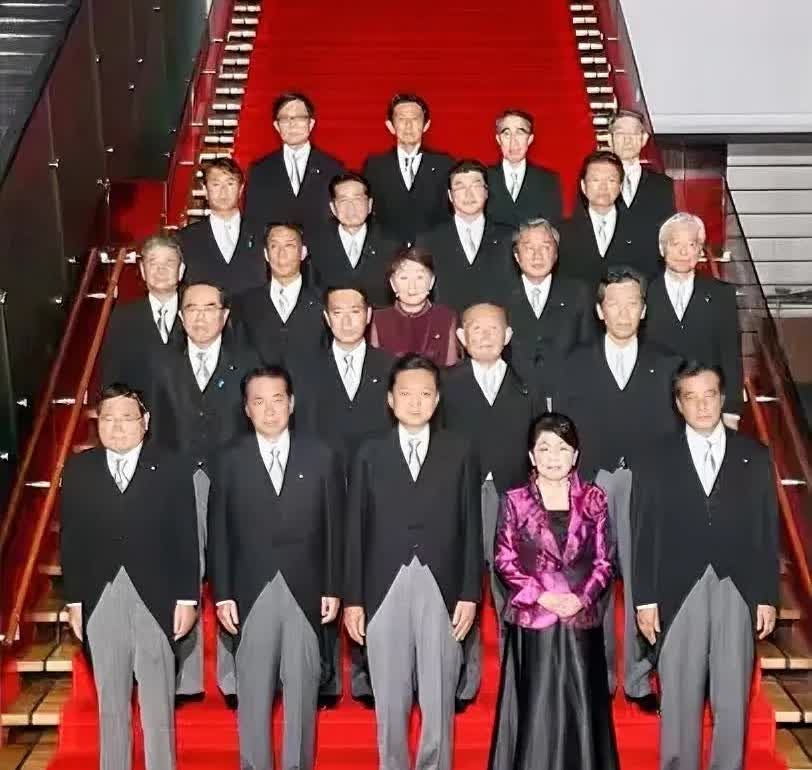 2009年9月，鸠山由纪夫内阁成立，此为民主党、社民党、国民新党联立政权，201