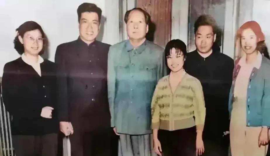 毛主席与家人在一起，亲情交融，温暖又温馨，笑容满面，举止温柔，笑容灿烂，合影留念
