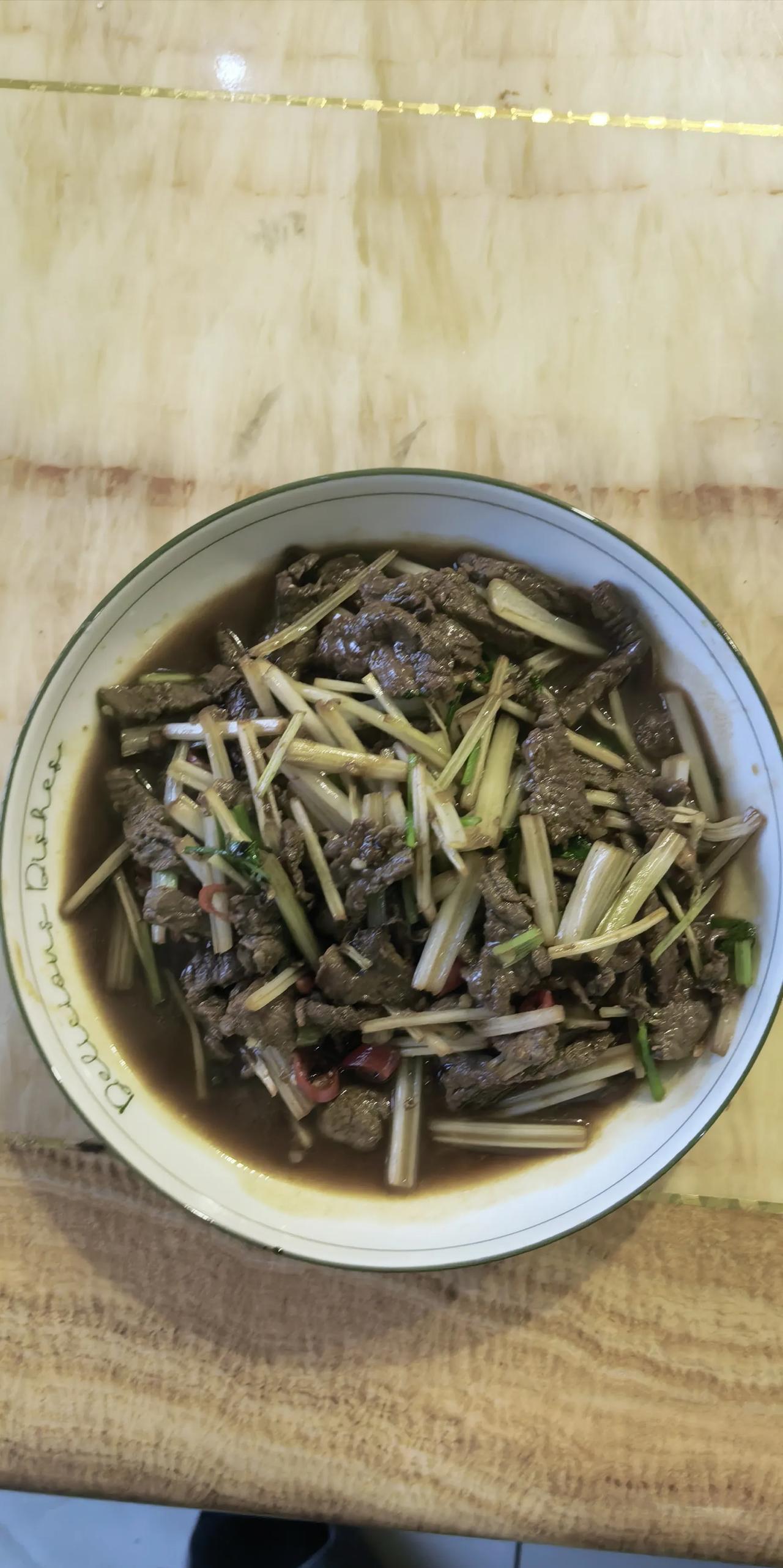 第一次炒牛肉感受，腌制的时间比较长将近2个小时，不过效果还行，既不柴也不算太滑嫩