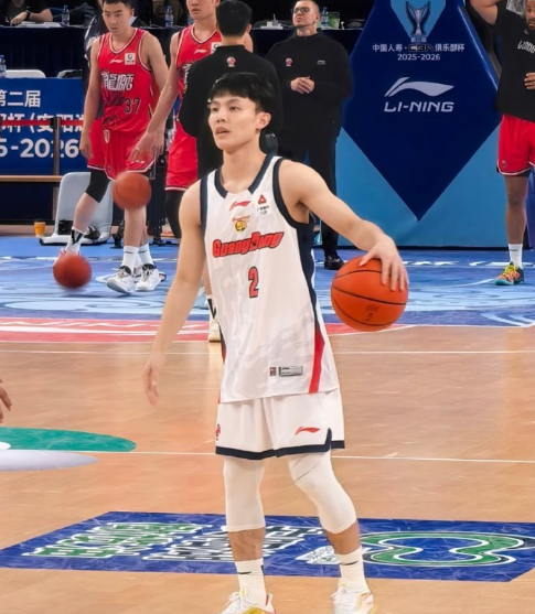 徐杰受伤了，真心让人心疼啊，希望好好恢复吧。广东太可惜了，居然输了。赵睿有情有义