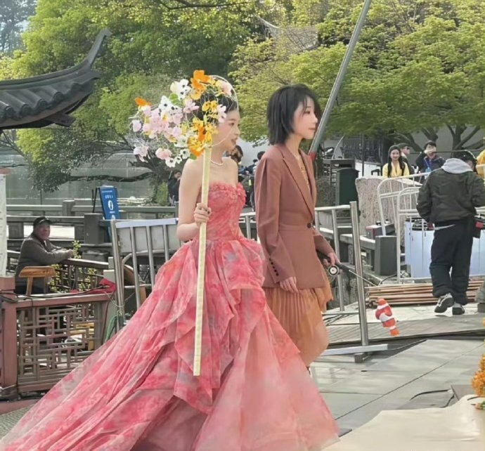 32岁孙怡线下粉裙生图像个小姑娘一样真可爱！ ​​​