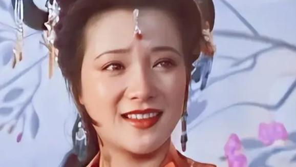 当看到何晴下半身照片，网友突然明白，她为啥在电视上没露出全身