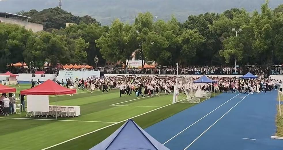 近日，在西南大学蓉漂招聘会上，学子们奔跑投简历那一幕，让人震撼又心酸。
好多人不
