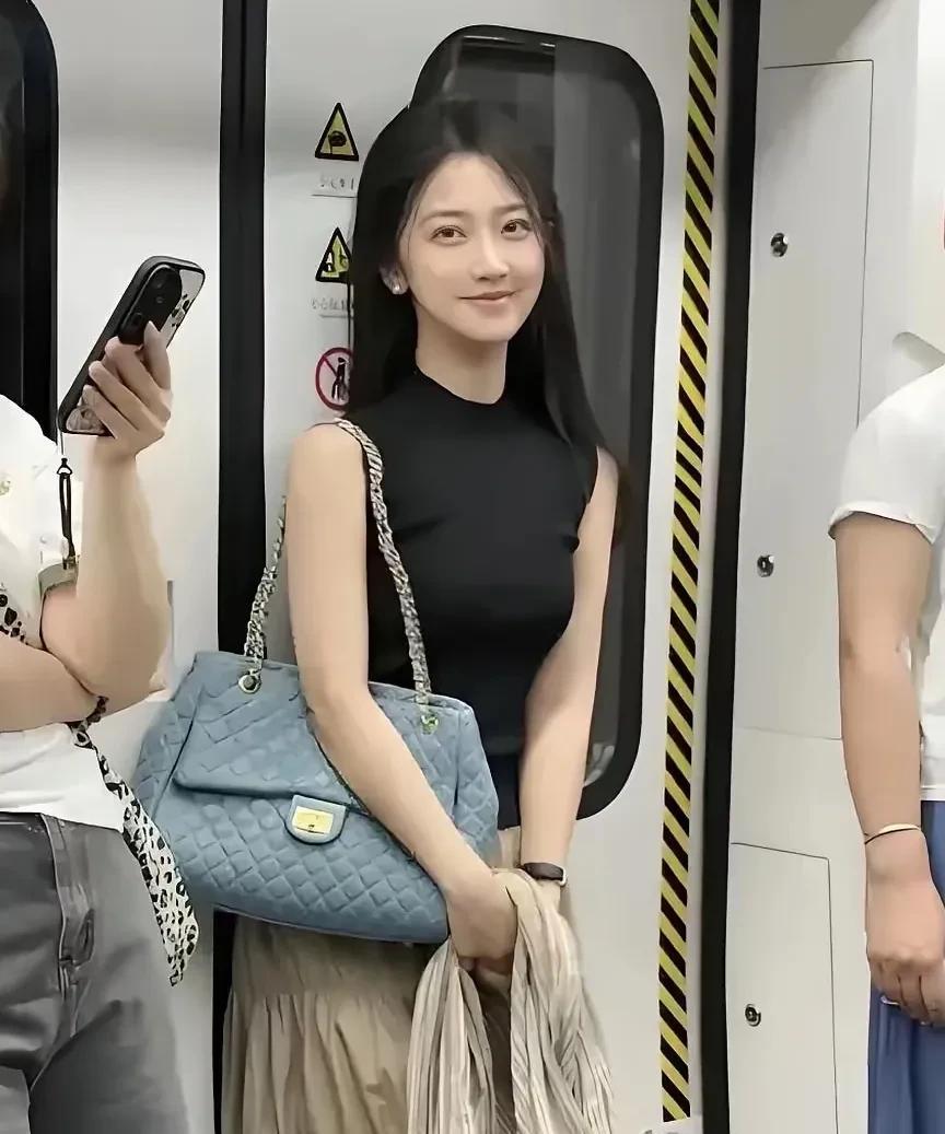在地铁上遇到一个特别好看的女生，脸上虽说不是纯素颜，但绝没有明显的妆容。
清纯中