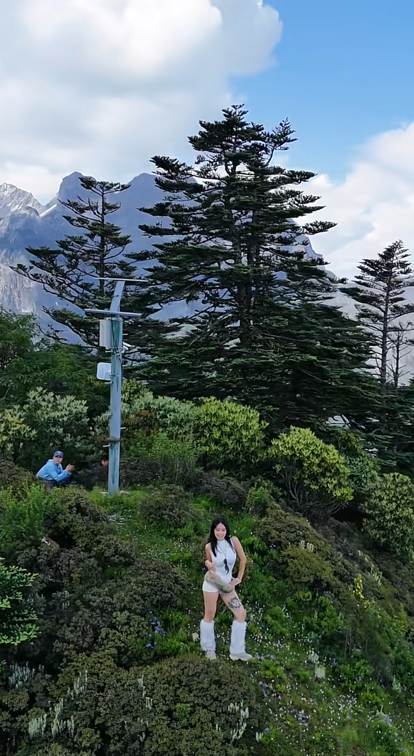 站在哈巴雪山和玉龙雪山之间