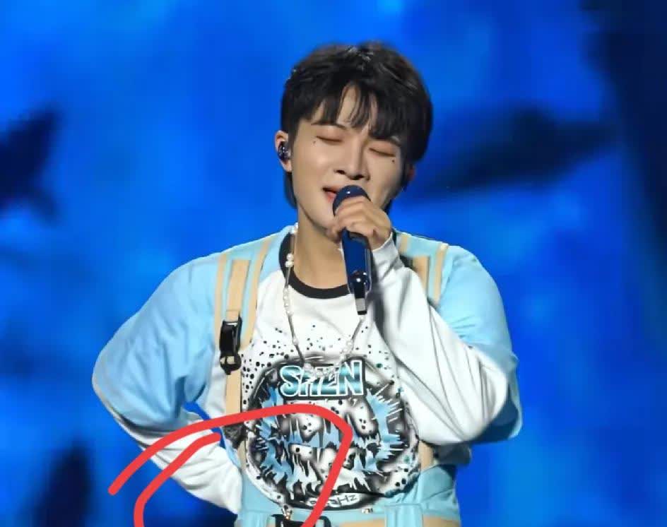 怪不得每次周深要唱高音的时候，都要扶一下腰，你们知道是为什么吗？

因为现场