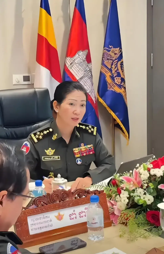 年轻漂亮的四星女上将…

柬埔寨国防部女国务秘书丹达丽尼，四星上将，这个女人相当