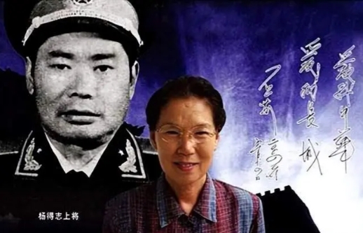 1990年，79岁的杨得志迎娶了55岁的石莉，新婚当晚，杨老将军握着妻子石莉的手