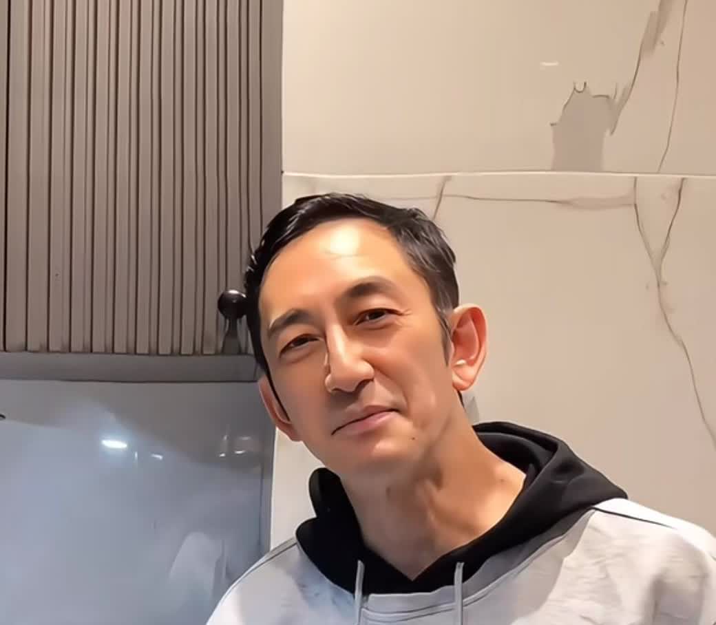 仔细查了吴启华的过往才发现，他这辈子过得真的不像话！
一个实力演员，把感情和生