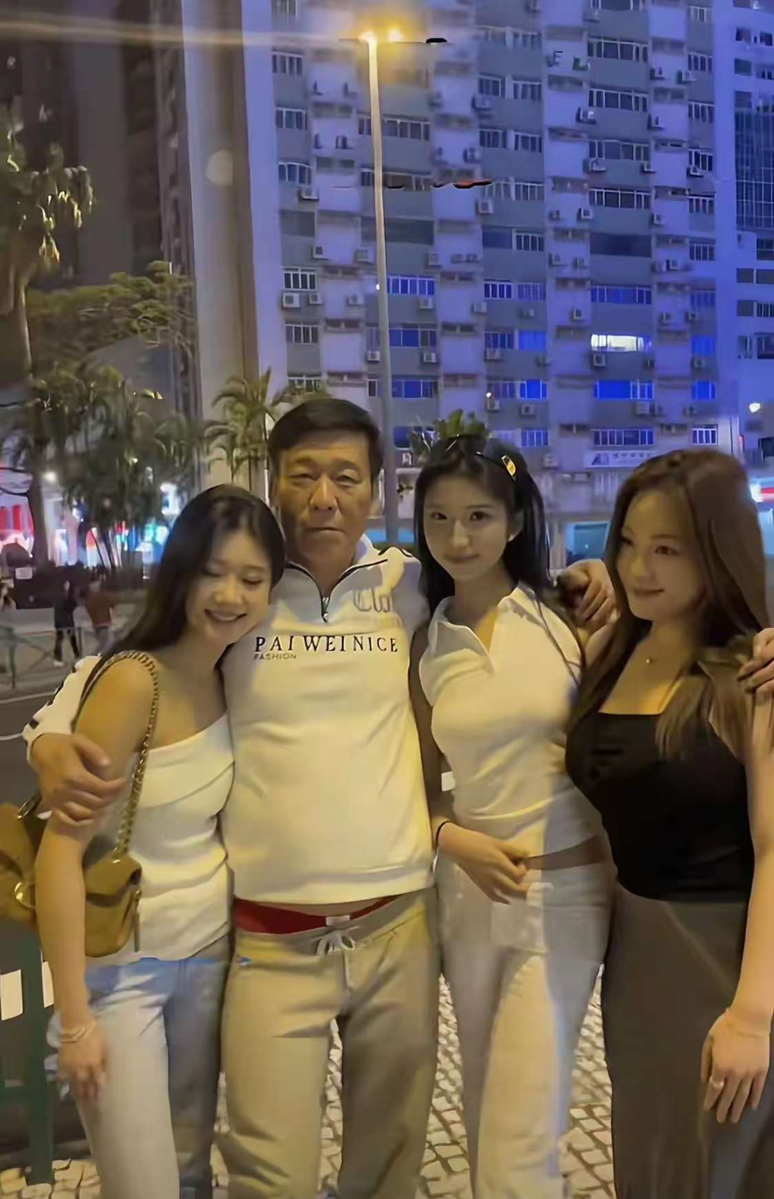 中间那个男人叫啥，真有实力