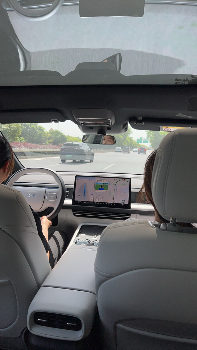 G6的滤震能优化么
今天又去了趟店里，专门坐后排体验，正好有个妹子试驾，我跟车在