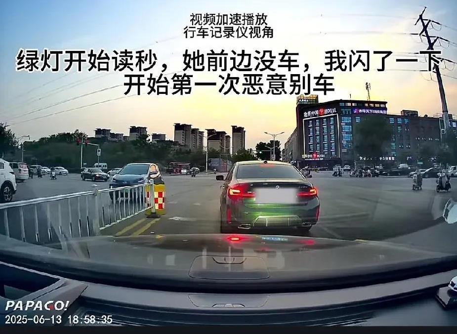 济南长清奇葩女司机绿灯缓行被后车闪大灯，竟将孩子放在后车引擎盖。一名博主驾车行驶