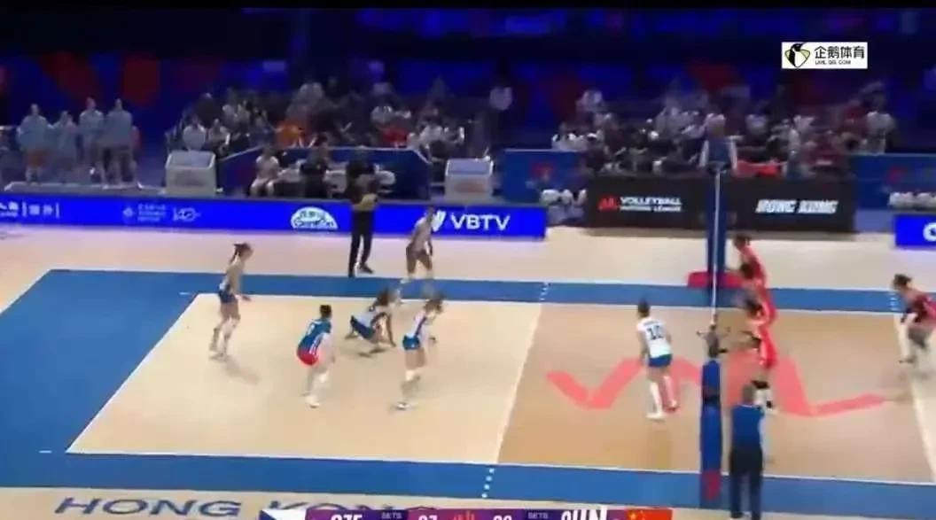 女排世联赛中国捷克观后感
1，前两局，中国女排化身江苏队，五名队员在场上，龚翔宇