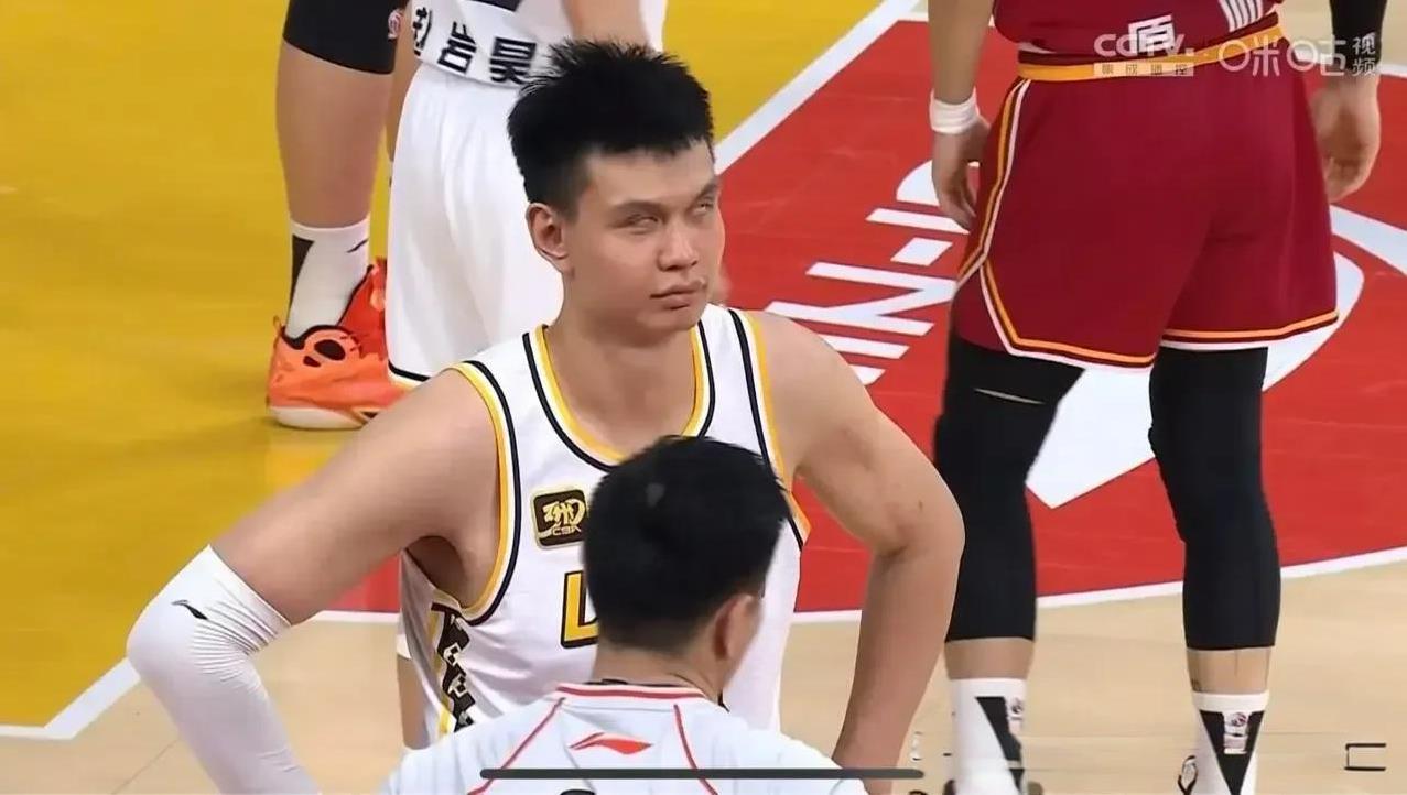 许钟豪不愧是“cba第一恶人”！杜锋看到后，猜测也会惊出一身冷汗，任俊飞压力倍增
