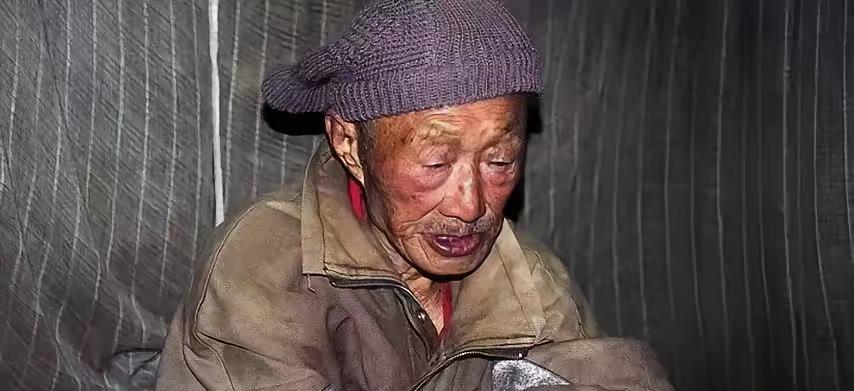 王飞黄，黄埔军校17期学员，曾参与缅甸远征军，是戴安澜将军麾下的中校营长。解放后