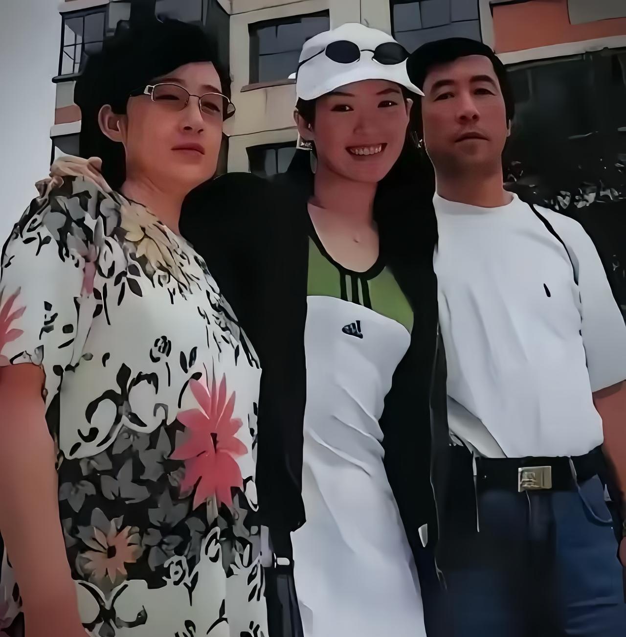 章子怡与父母早期合影，夫妻俩培养出了一位三金大满贯影后的好女儿。
1998年，还