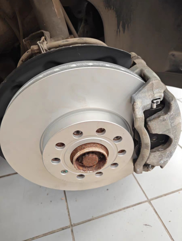 迈腾十万公里换刹车盘和片
开了十万公里了，盘子不平有点抖，再加上之前换的某家品牌