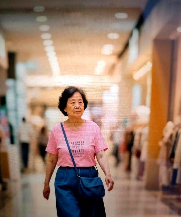 今年60岁了，这样子穿真的不合适吗？
昨天和女儿逛街买了条新裙子，试穿时闺女直夸