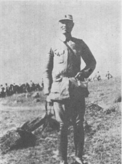 张爱萍将军在1944年9月接任新四军第四师师长时的照片。当时，他的前任和挚友彭雪