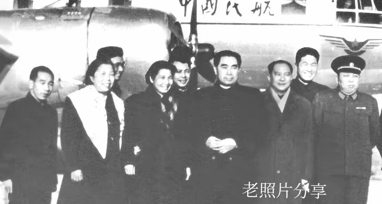 珍贵的一张老照片。
60年代初。詹才芳与朱光，曾志等在广州白云机场和敬爱的周总理