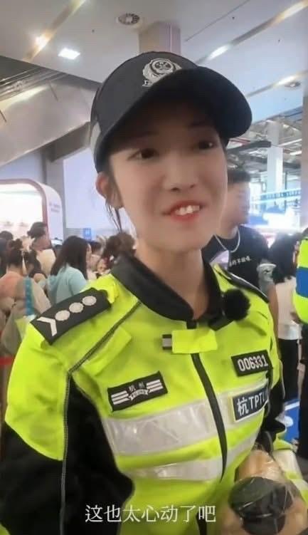 美丽的兔子警官李语蔚，我喜欢你的白牙