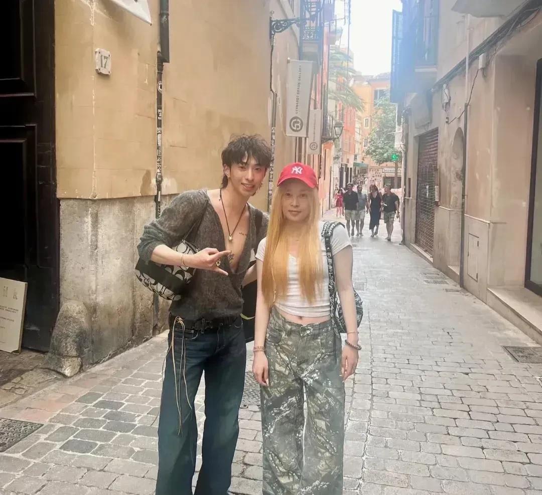 伊能静的儿子哈利真的很潮流，穿衣打扮就是和别人不一样。
谁让人家是时装设计师呢，