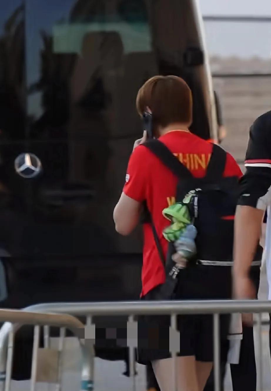 WTT美国大满贯比赛，今日女双比赛结束后，王曼昱乘车返回酒店。一边打电话，一边往