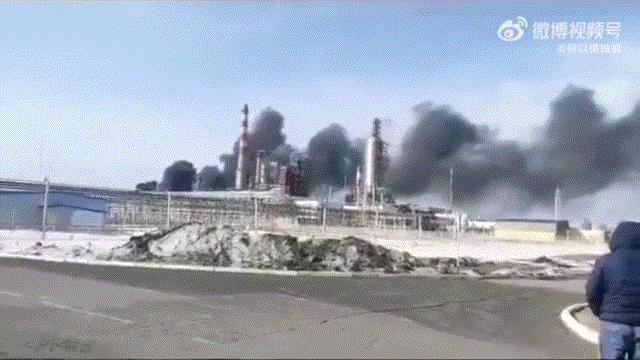 又着火了！
这次不是图阿普斯炼油厂，也不是库班的油库基地，而是距离俄乌边境约30