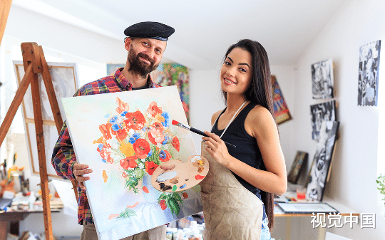 流浪画家和大婶的忘年恋