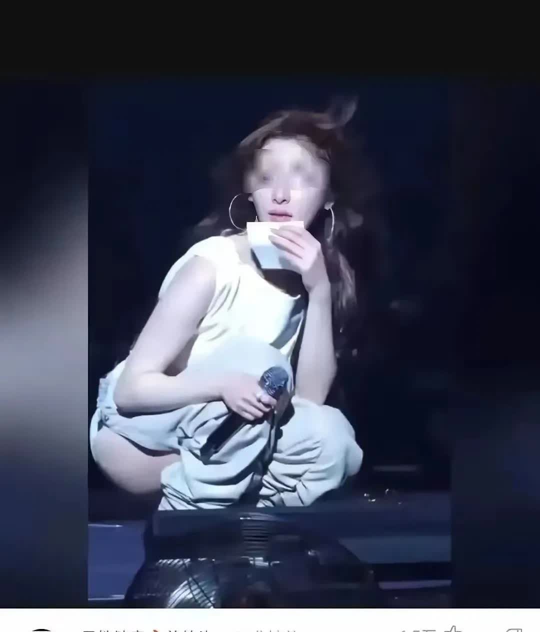 ​​​​​这个演唱会多少有点味道

谁能看明白她在干嘛呢？
​​​​