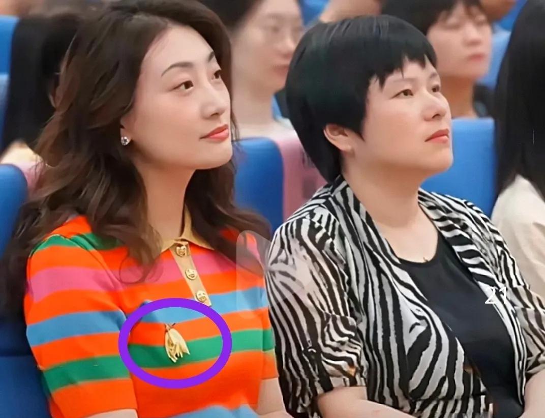 我见过富家女挥霍无度，
也见过企业家低调节俭，但万万没想到，开会的宗馥莉有老爸风