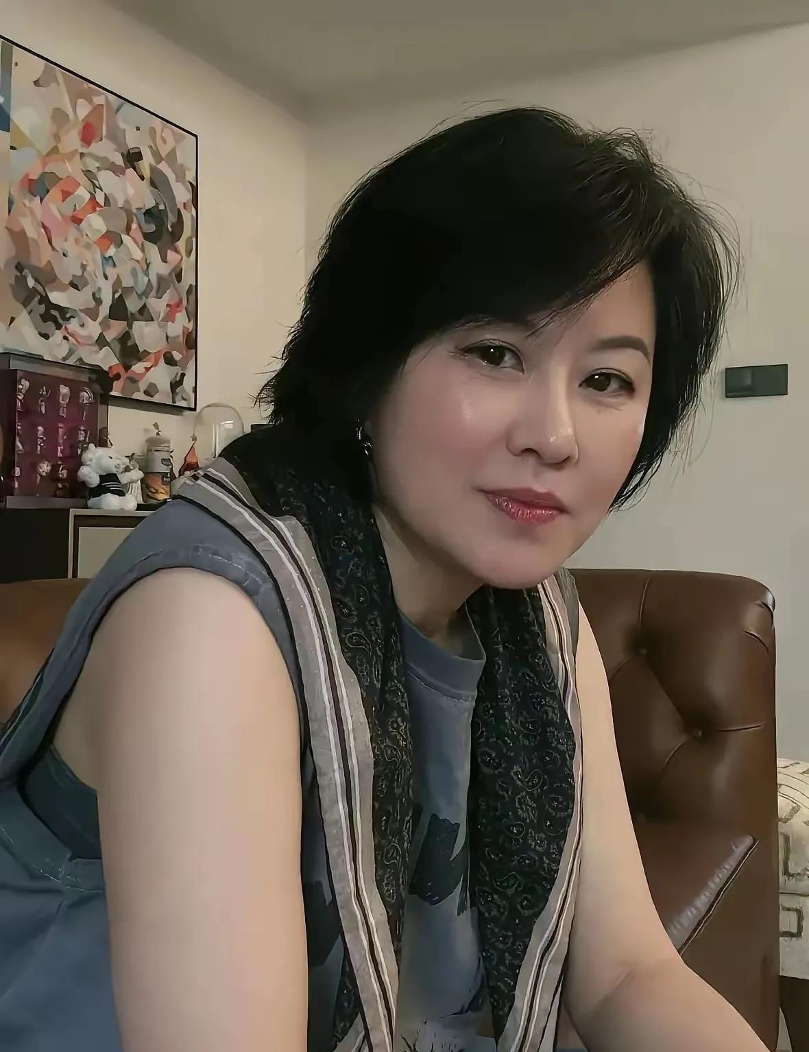 有一个发现：
女人最大的悲哀是，
总追求被爱。
因为爱而不得是注定的，
所以痛苦