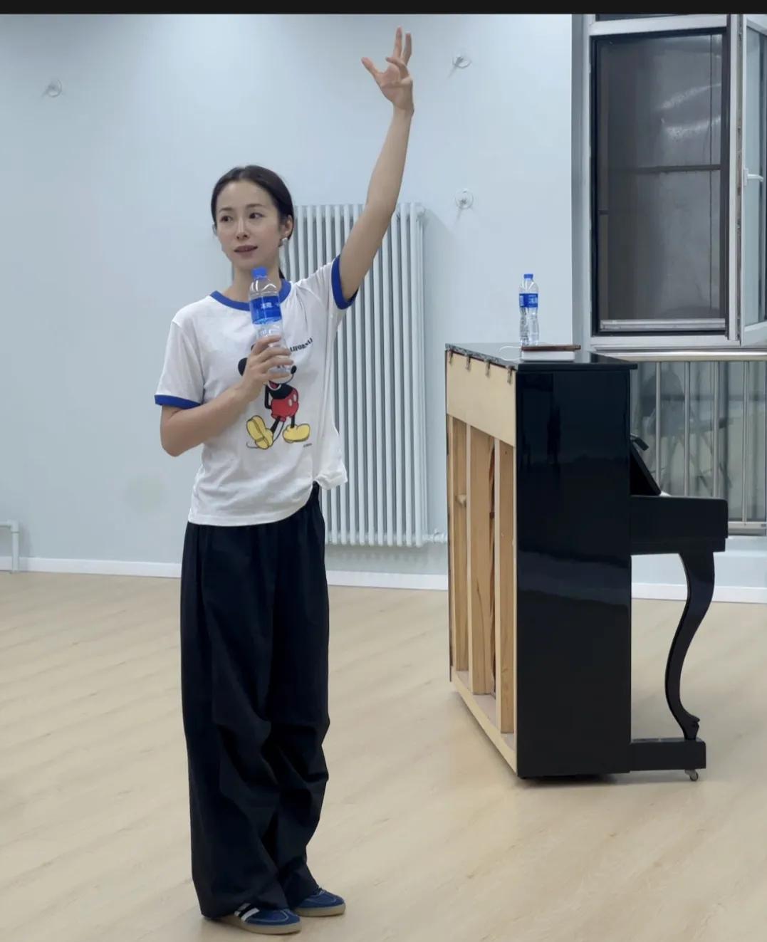 论少女感她绝对是第一，比唐嫣、杨幂、薛凯琪更加少女感，假如和她们同框，相信绝对像