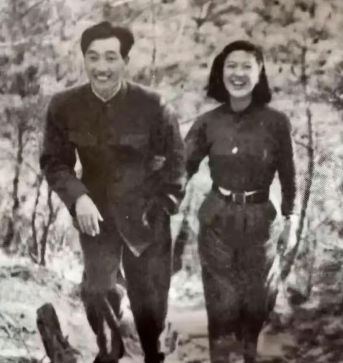 志愿军师长汪洋与周湘玟游玩的照片，郎才女貌，情深意切，真是一对令人羡艳的战地鸳鸯