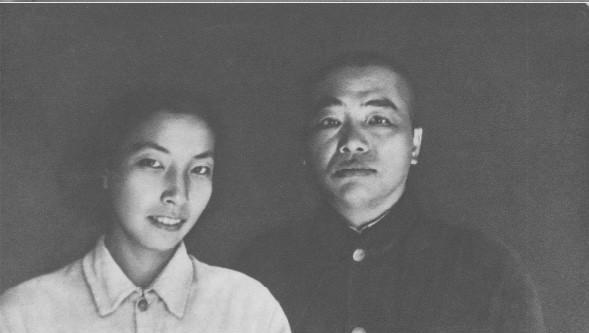 1944年春，彭德怀与浦安修在延安的合影。
当时彭德怀任中共中央北方局代理书记、