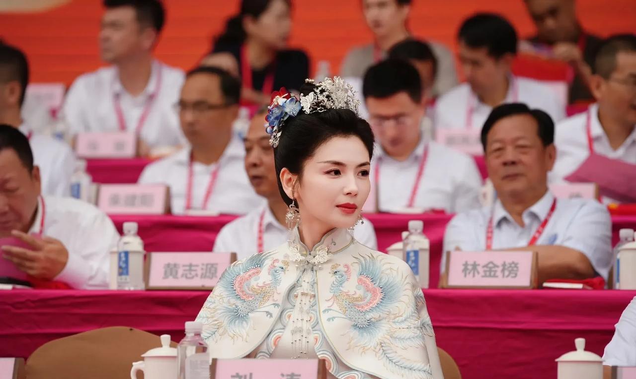 刘涛，好美。
4月20日，刘涛现身妈祖诞辰1065周年大会，她头发全部盘了起来，