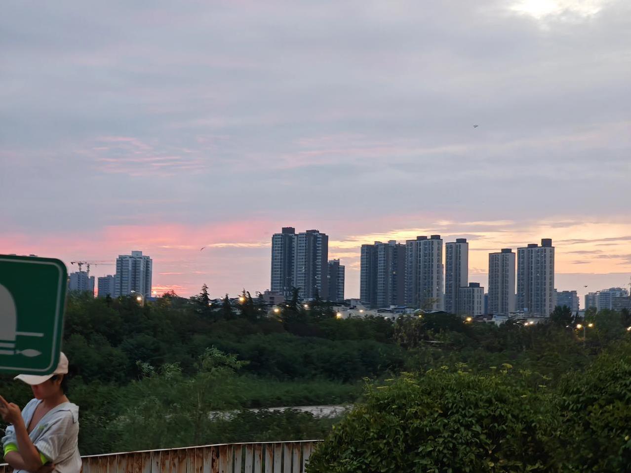 西安浐河边拍到的黄昏晚霞，晚霞染红了天空，很多人驻足观看拍照，美好绚丽。#晒图笔