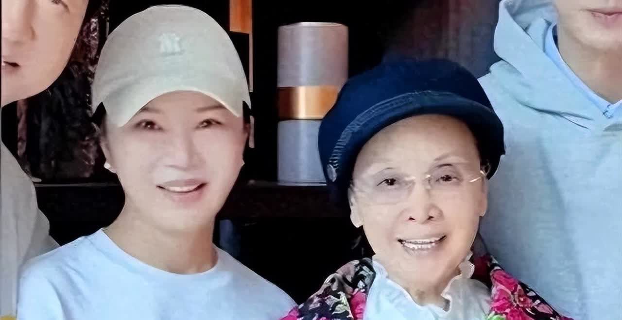 80岁的李谷一惊艳瘦身，几乎让人认不出！付笛生任静夫妇晒合照