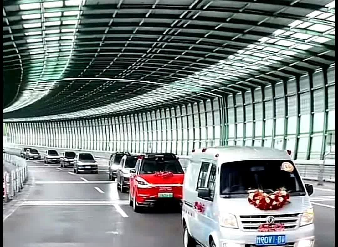 不忘来时路，这就是问界车主的肚量和品行

深圳一问界车主结婚，用问界M9做婚